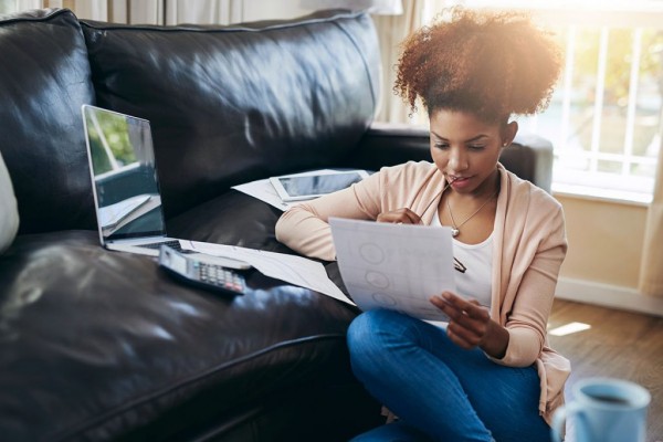 5 dicas simples para economizar dinheiro e terminar o ano fora do vermelho