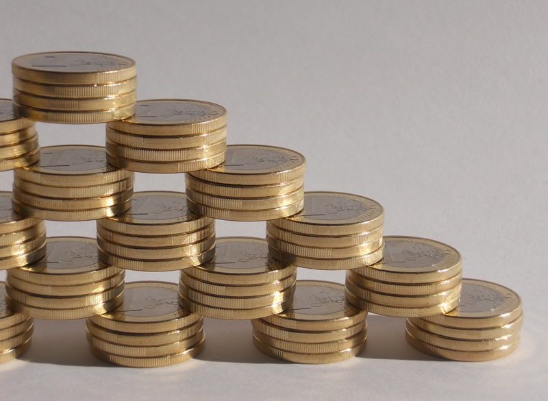 O que é pirâmide financeira e como evitar essa fraude?